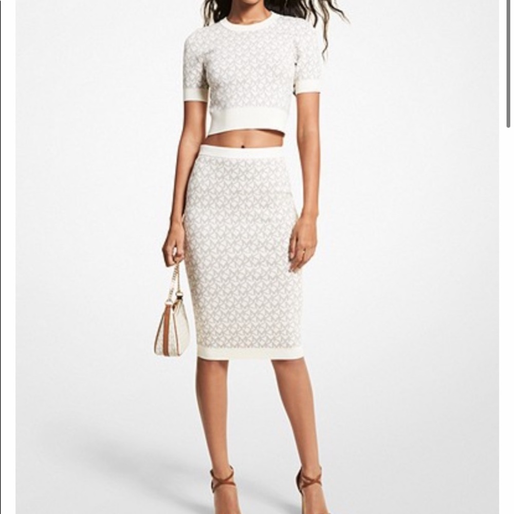 Only wore the skirt once, I decided it wasn't my color.